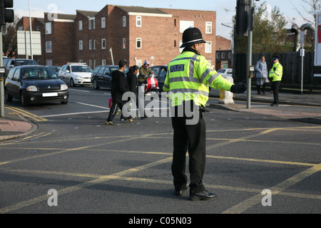 Leicestershire vicino di polizia stradale e il traffico diretto Foto Stock