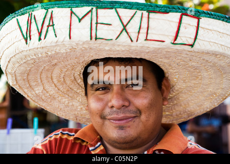 Ritratto di uomo messicano da Yucatan indossando un sombrero con Viva Messico su di esso, Progreso, Yucatan, Messico Foto Stock