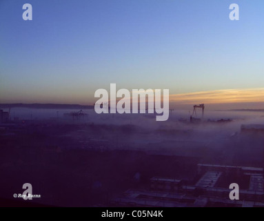 Il gigante nella nebbia. Un inverno mattina sul cantiere di Belfast. Foto Stock