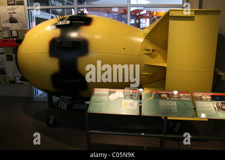 Modello di bomba atomica chiamato Fat Man, sceso su Nagasaki il Giappone. Museo a Bradbury Science Museum, Nuovo Messico. Foto Stock