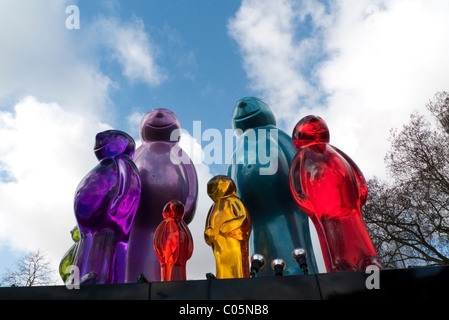 Jelly Baby famiglia una scultura temporanea da artista Mauro Perucchetti a Marble Arch, Hyde Park, London REGNO UNITO Foto Stock