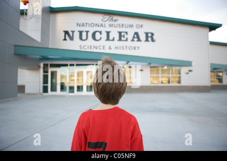 Giovane ragazzo in piedi di fronte al museo nazionale della scienza nucleare e la storia di Albuquerque, Nuovo Messico. Foto Stock