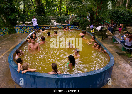 EL Valle de ANTON, PANAMA - Persone di balneazione in Pozos Termales hot springs. Foto Stock