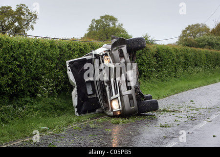 Una trazione a quattro ruote motrici auto sul suo lato dopo essere stato coinvolto in un incidente Foto Stock