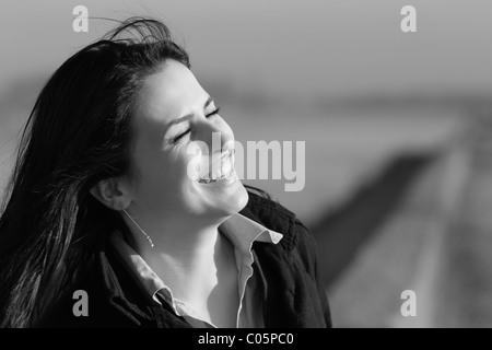 Bella felice giovane donna ridere natural black/white Foto Stock