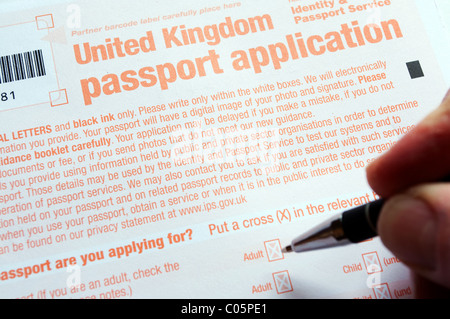 Per il Regno Unito un passaporto modulo di applicazione essendo riempito in Foto Stock