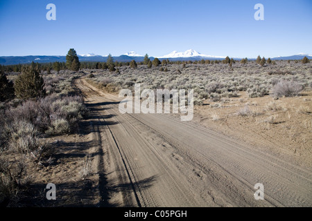 High Desert arbusti e un solitario strada sterrata nella centrale di Oregon Cascade Mountains Foto Stock