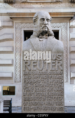 Statua di Paul Julius Reuter, fondatore della Reuters News Organizzazione, Royal Exchange Avenue, London, England, Regno Unito Foto Stock