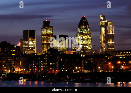 City of London skyline notturno compresa torre 42, 30 St Mary Axe ed Heron Tower visto da Bermondsey, London, England, Regno Unito Foto Stock