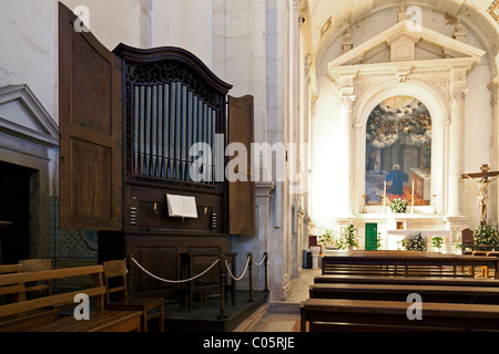 Organo a canne in ospedale de Gesù Cristo Chiesa. Portoghese del xvii secolo architettura manieristica, chiamato Chão. Santarém, Portogallo. Foto Stock