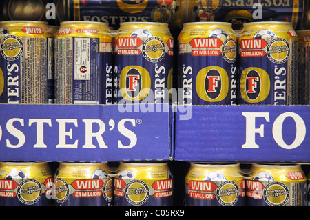 Favorisce la lager su un ripiano in un supermercato in Inghilterra Foto Stock