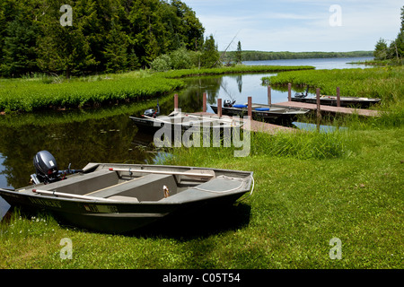 Barche da pesca lungo il lago di lupo a casari nella giunzione di Boulder nel Northwoods del Wisconsin. Foto Stock