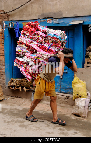 Lavoro duro sherpa portano carichi pesanti, popoli vive ( i nepalesi ) , la vita a Kathmandu , kathmandu vita di strada , il Nepal Foto Stock