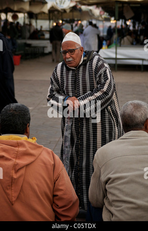 Storyteller raccontare storie Djemaa / Piazza Jamaa El Fna a Marrakech Foto Stock