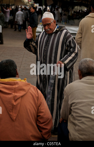 Storyteller raccontare storie Djemaa / Piazza Jamaa El Fna a Marrakech Foto Stock