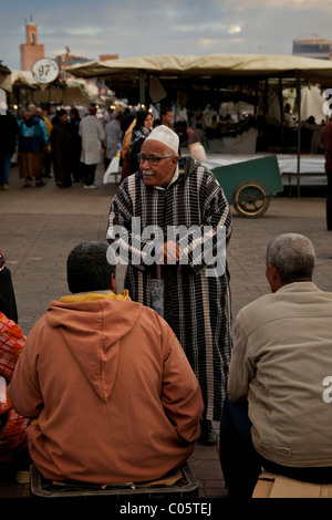 Storyteller raccontare storie Djemaa / Piazza Jamaa El Fna a Marrakech Foto Stock