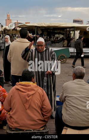 Storyteller raccontare storie Djemaa / Piazza Jamaa El Fna a Marrakech Foto Stock