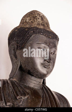 Immagine del Buddha in atteggiamento di soggiogare Mara (stile Burmese), Wat Benchamabophit (Wat Ben), Banglamphu, Bangkok, Thailandia Foto Stock