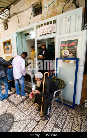 Un Falafel foro nella parete giunto nel quartiere musulmano nella città vecchia di Gerusalemme. Foto Stock