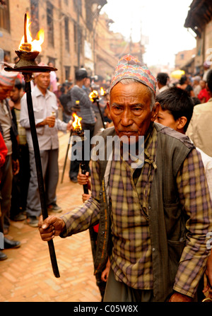 Il vecchio uomo nepalese durante l anno nuovo festival, popoli vive ( i nepalesi ) , la vita a Kathmandu , kathmandu vita di strada , il Nepal Foto Stock