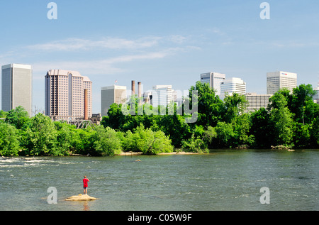 Richmond, la capitale dello Stato della Città del Stati Uniti Stato della Virginia. L'uomo la pesca in fiume James in primo piano Foto Stock