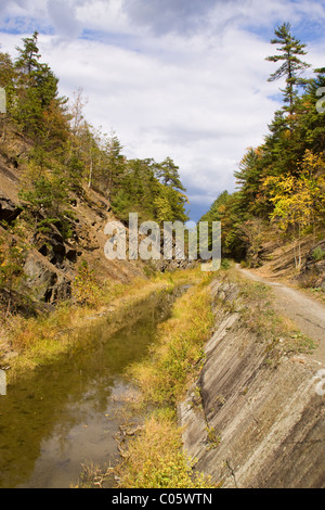 Chesapeake e Ohio Canal e percorso di traino vicino l'ingresso orientale della zampa della zampa galleria situata all'interno di Allegany County Maryland Foto Stock