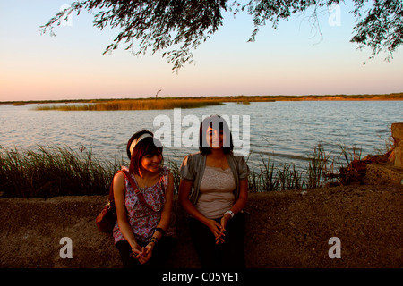 Due ragazze indiano Chit Chat in un parco ecologico Foto Stock