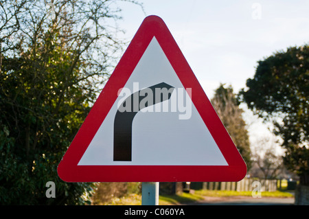 Piegare in strada segno di avvertimento Foto Stock