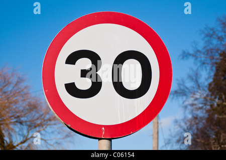 30 mph segnale di limite di velocità Foto Stock