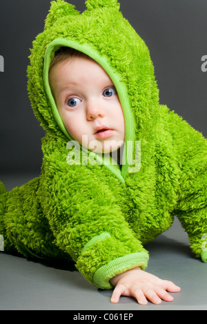 Il bambino che indossa un costume di rana Foto Stock