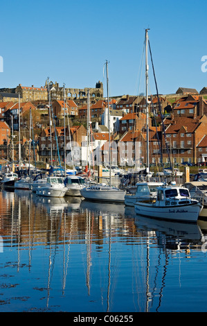 Barche yacht ormeggiate sul fiume Esk e Whitby Abbazia sullo sfondo Whitby North Yorkshire Inghilterra UK United Regno Unito Gran Bretagna Foto Stock