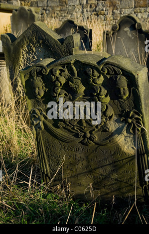 Primo piano di lapidi intemperie nel cimitero di St Mary East Cliff Whitby North Yorkshire Inghilterra Regno Unito GB Gran Bretagna Foto Stock