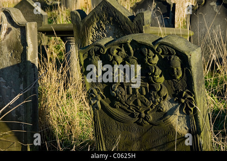 Primo piano di lapidi intemperie nel cimitero di St Mary East Cliff Whitby North Yorkshire Inghilterra Regno Unito GB Gran Bretagna Foto Stock