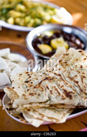 Piatto turco Pane con olive nere e patate ad un ristorante per la prima colazione Foto Stock