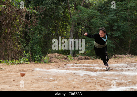 La filatura tradizionale top (Tujlub) concorrenza azione a Hmong anno nuovo festival presso appeso Saew Village Chiang Mai, Thailandia. Foto Stock