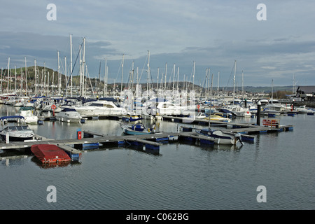 Una vista di Conwy marina, il Galles del Nord con Deganwy village in background Foto Stock