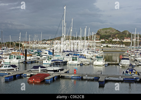 Una vista di Conwy marina, il Galles del Nord con Deganwy village in background Foto Stock