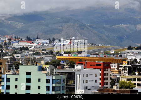 Boeing 747 atterra all'aeroporto internazionale Mariscal Sucre di Quito, Ecuador (abbandonato nel 1913) Foto Stock