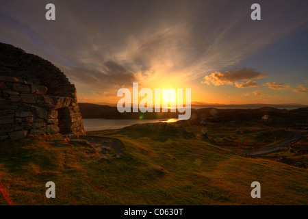 Tramonto sul Dun Carloway broch, l'isola di Lewis, Scozia Foto Stock