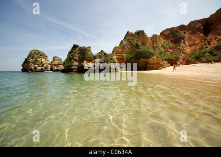 Sulla spiaggia di Praia do Camilo di Lagos, Algarve, Portogallo, Europa Foto Stock