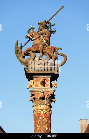 La colonna con il monumento equestre di San Giorgio sulla piazza del mercato, Rothenburg ob der Tauber, Strada Romantica, Media Franconia Foto Stock