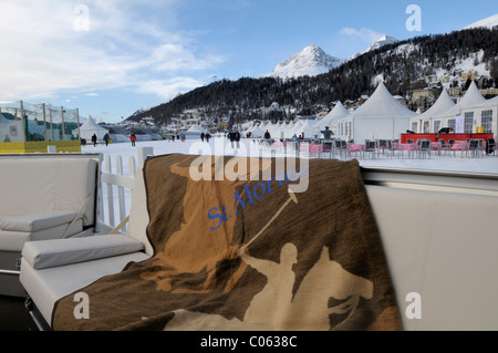 Coperte con il logo di San Moritz, tende sulla congelati oltre San Moritzsee Lago, 26. Moritz Polo World Cup sulla neve Foto Stock