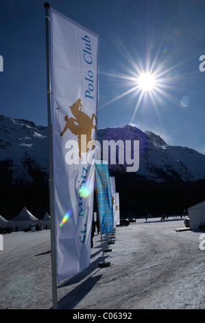 Bandiera con il logo della St Moritz Polo Club, contro il sole, 26. Moritz Polo World Cup sulla neve, San Moritz, Alta Engadina Foto Stock