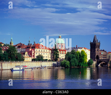 Repubblica Ceca, Praga, vista sul fiume Moldava verso la città in golden luce della sera Foto Stock