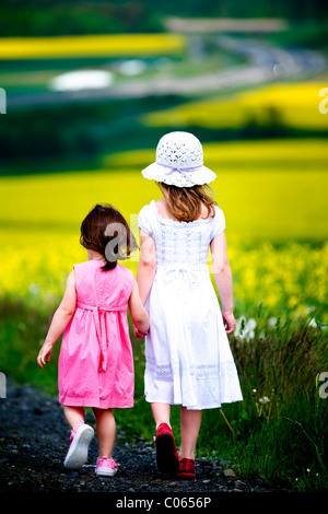 Due ragazze su strada sterrata Foto Stock