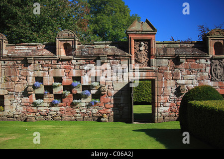 La porta del grande giardino murato al Castello Edzell, vicino Brechin, Angus, Scozia, costruito nel 1604 da Sir David Lindsay Foto Stock