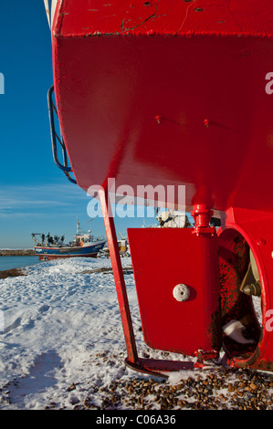 Barche da pesca su una coperta di neve spiaggia ghiaiosa Hastings East Sussex England Regno Unito Foto Stock