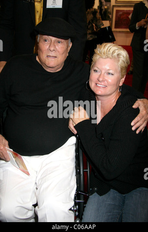 Tony Curtis e Jill Vandenberg aka Jill Vandenberg aka Jill Curtis Motion Picture leggenda Tony Curtis ha ricevuto una vita Foto Stock