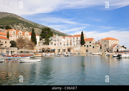 Idilliaco porto nella località costiera di Bol, isola di Brac, Croazia, Europa Foto Stock