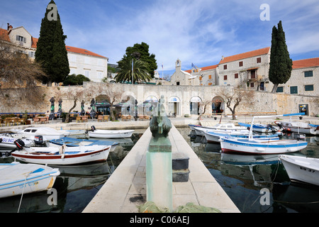 Idilliaco porto nella località costiera di Bol, isola di Brac, Croazia, Europa Foto Stock